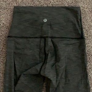 Heathered grey lululemon leggings.